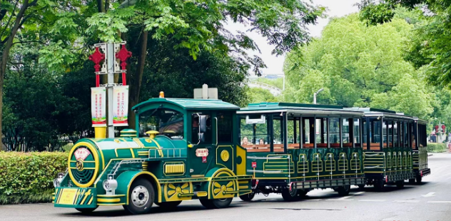 商业步行街巡游小火车：串联欢乐的独特风景线