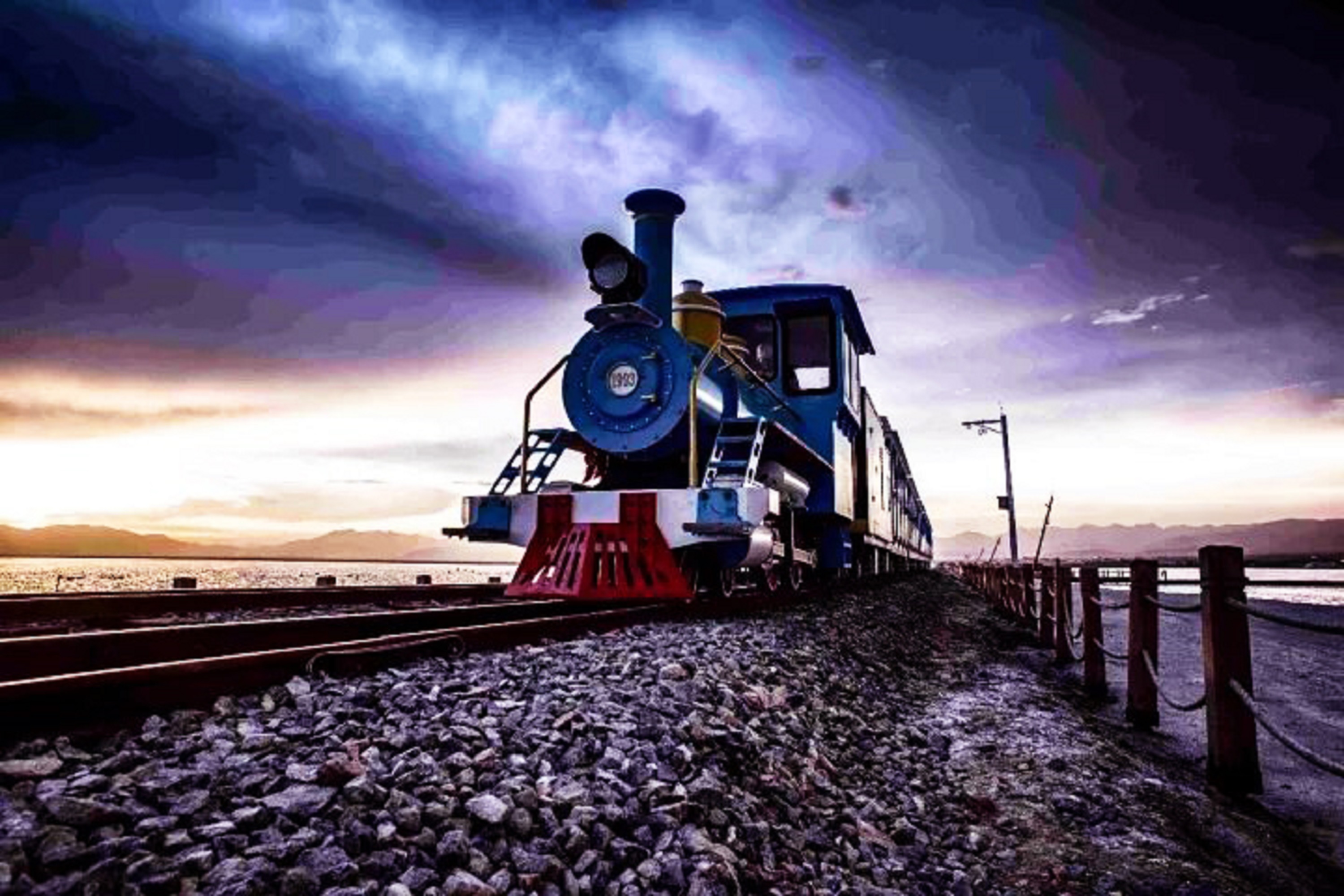 峡谷观光小火车：穿越奇幻峡谷的梦幻之旅